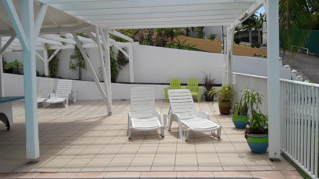 Les Petites Fleurs De Poirier Villa Bouillante Exterior foto