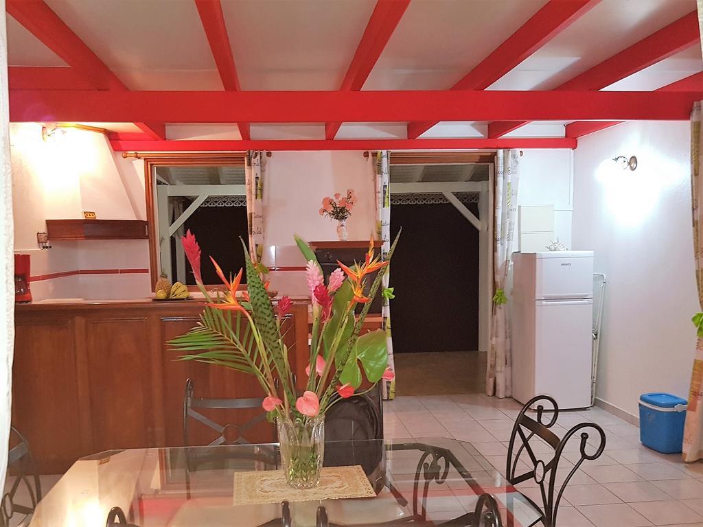 Les Petites Fleurs De Poirier Villa Bouillante Exterior foto