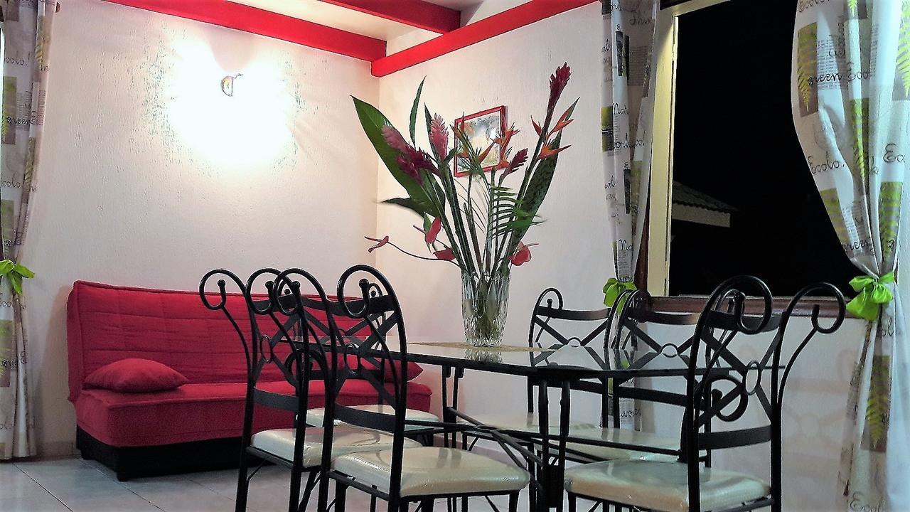 Les Petites Fleurs De Poirier Villa Bouillante Exterior foto