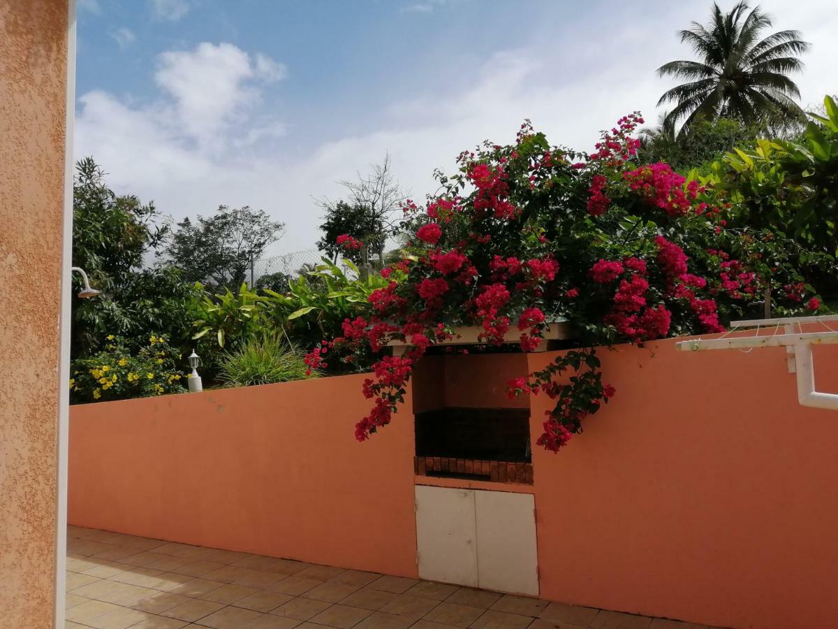 Les Petites Fleurs De Poirier Villa Bouillante Exterior foto